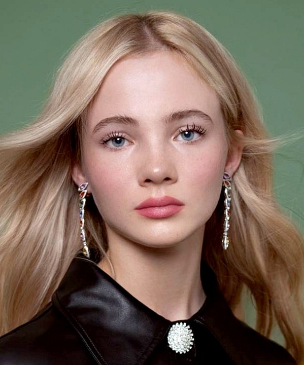 Freya Allan photo