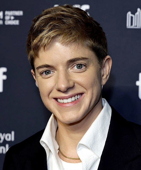 Mae Martin photo